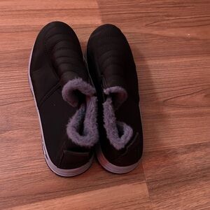 Women’s winter boots with black lining size 8